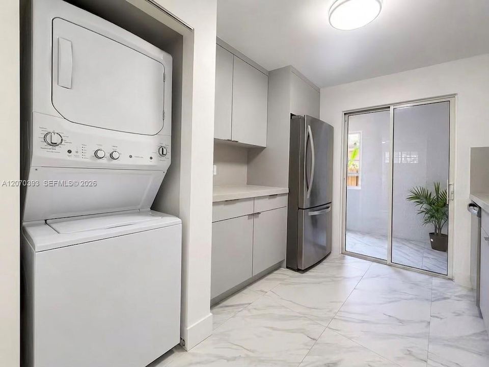 For Rent: $2,699 (2 beds, 2 baths, 950 Square Feet)