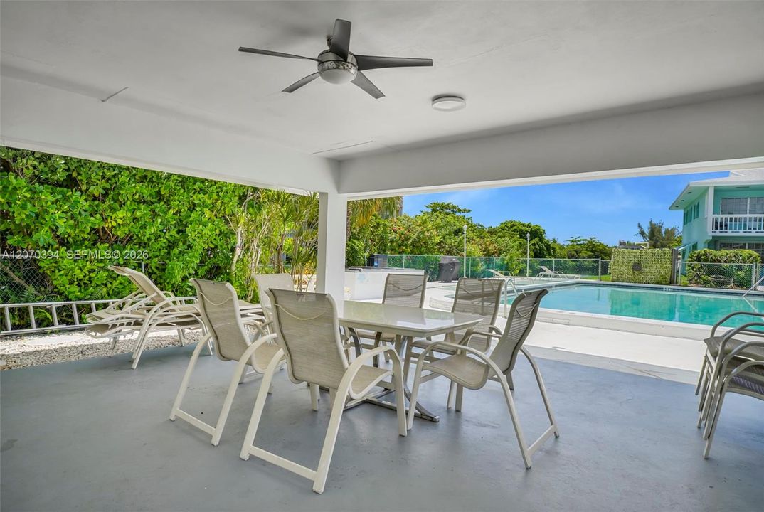For Sale: $248,900 (2 beds, 2 baths, 1000 Square Feet)