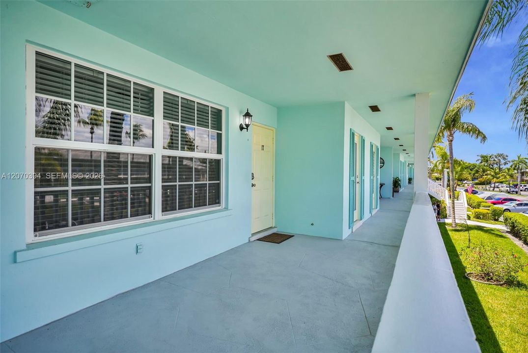 For Sale: $248,900 (2 beds, 2 baths, 1000 Square Feet)