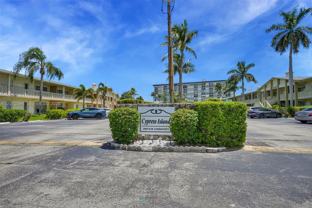 For Sale: $248,900 (2 beds, 2 baths, 1000 Square Feet)