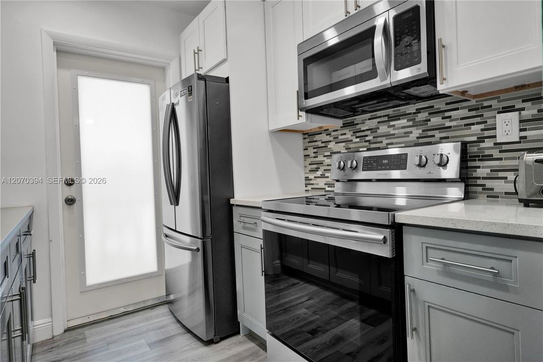 For Sale: $248,900 (2 beds, 2 baths, 1000 Square Feet)