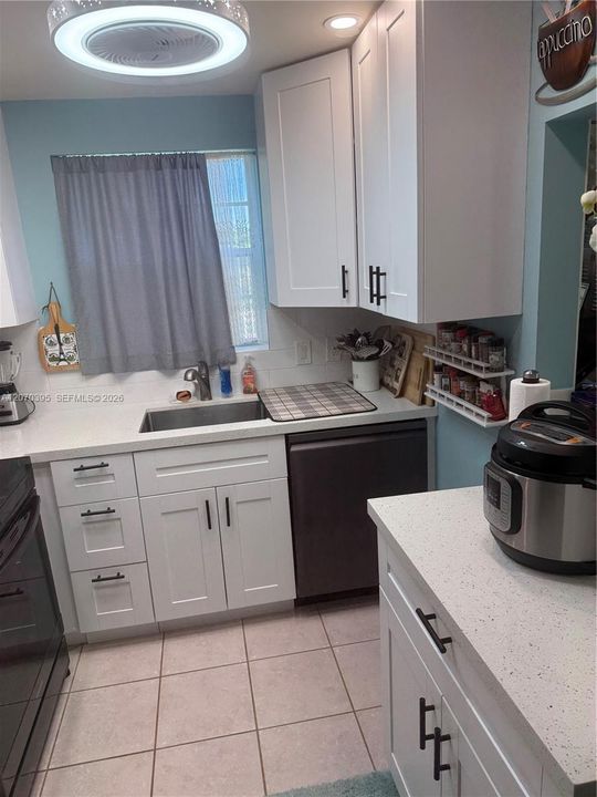 For Rent: $2,700 (1 beds, 1 baths, 703 Square Feet)