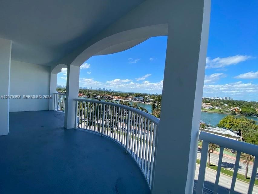 For Rent: $4,800 (2 beds, 2 baths, 1050 Square Feet)