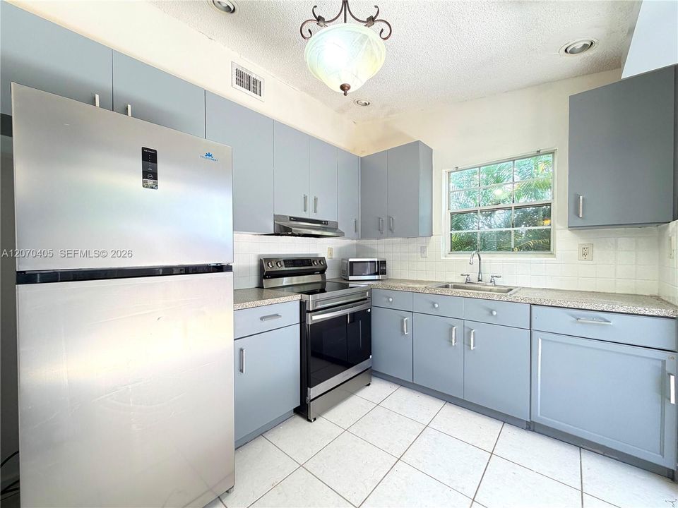 For Rent: $3,950 (4 beds, 2 baths, 1218 Square Feet)