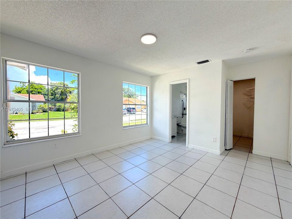 For Rent: $3,950 (4 beds, 2 baths, 1218 Square Feet)