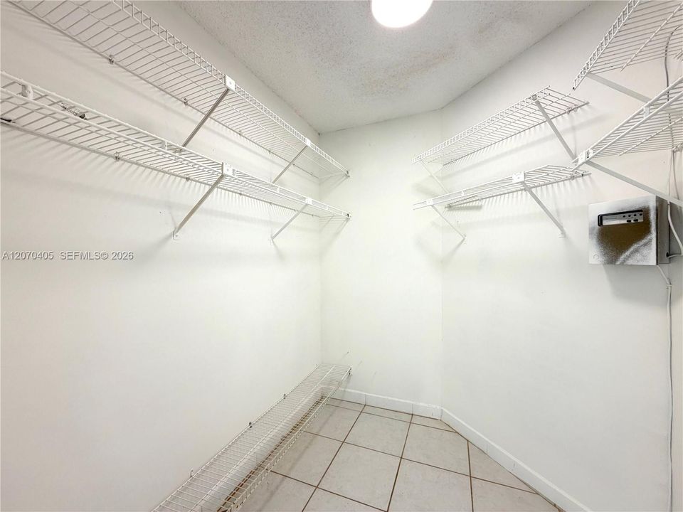 For Rent: $3,950 (4 beds, 2 baths, 1218 Square Feet)