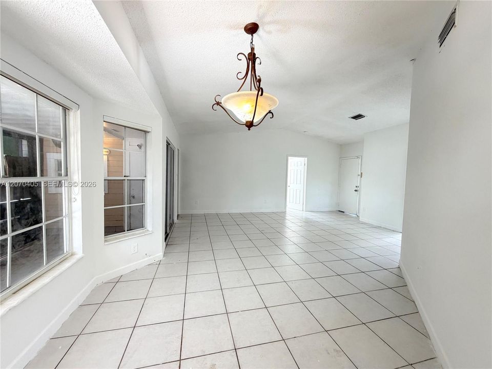 For Rent: $3,950 (4 beds, 2 baths, 1218 Square Feet)