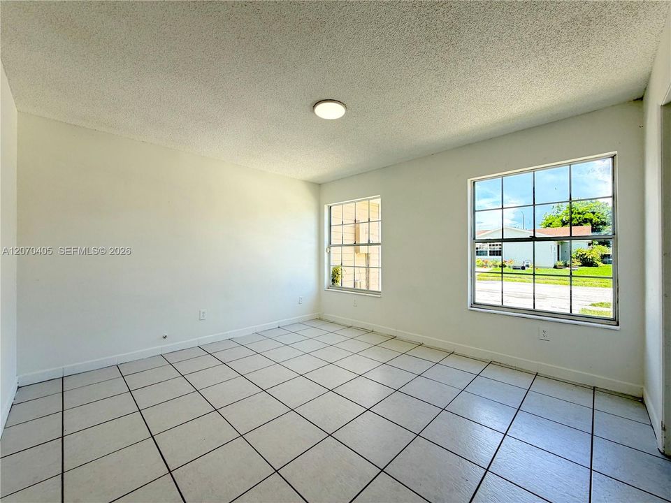 For Rent: $3,950 (4 beds, 2 baths, 1218 Square Feet)