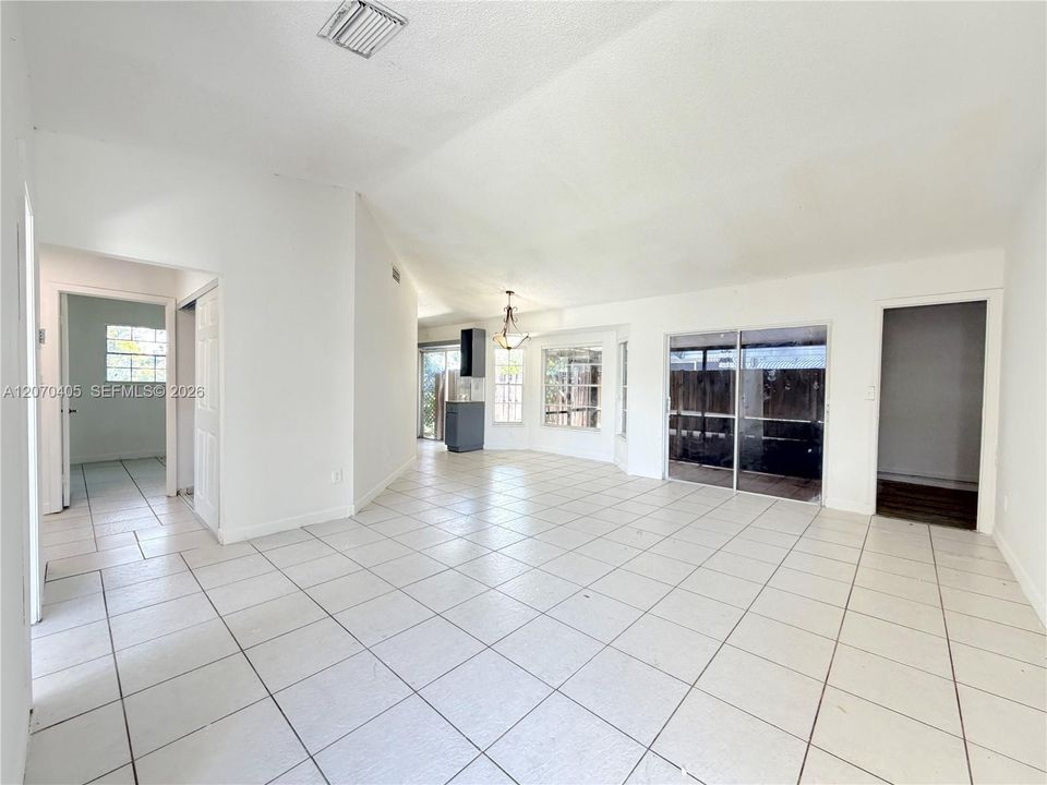 For Rent: $3,950 (4 beds, 2 baths, 1218 Square Feet)