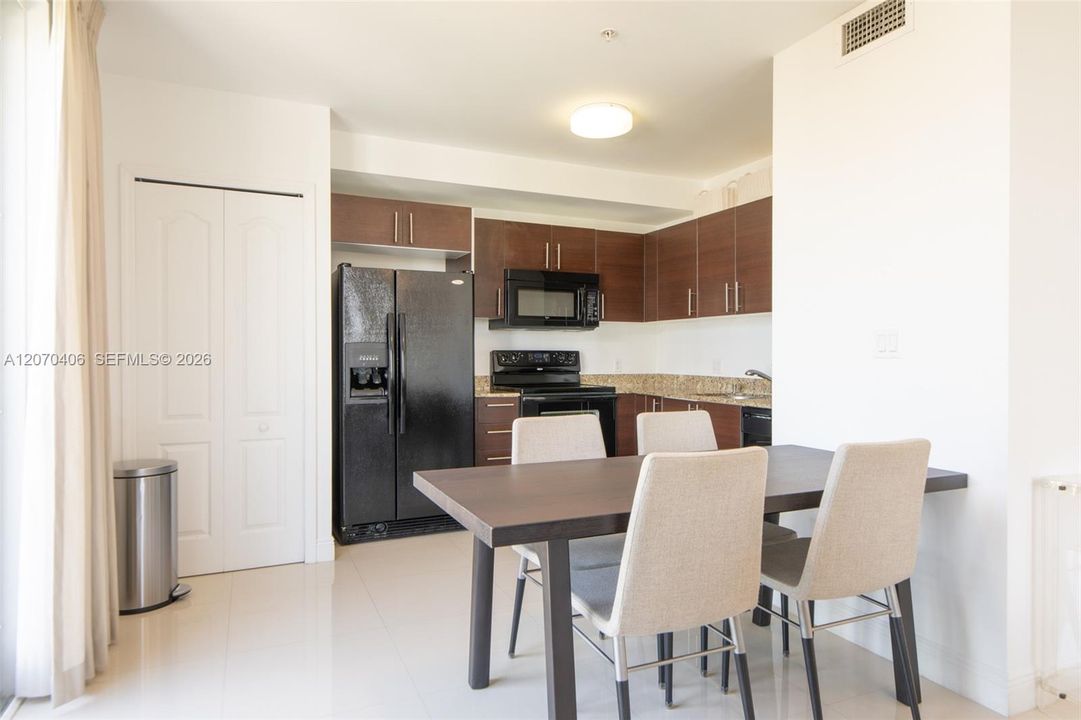For Sale: $480,000 (2 beds, 2 baths, 930 Square Feet)