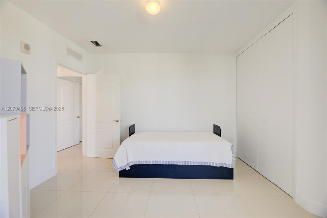 For Sale: $480,000 (2 beds, 2 baths, 930 Square Feet)