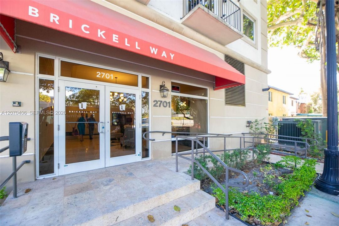For Sale: $480,000 (2 beds, 2 baths, 930 Square Feet)
