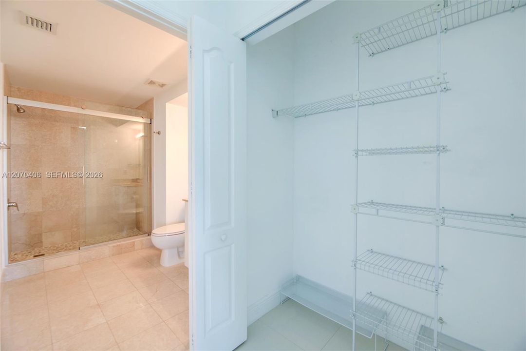 For Sale: $480,000 (2 beds, 2 baths, 930 Square Feet)