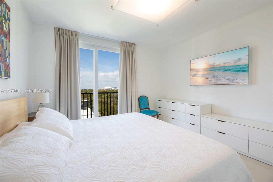 For Sale: $480,000 (2 beds, 2 baths, 930 Square Feet)