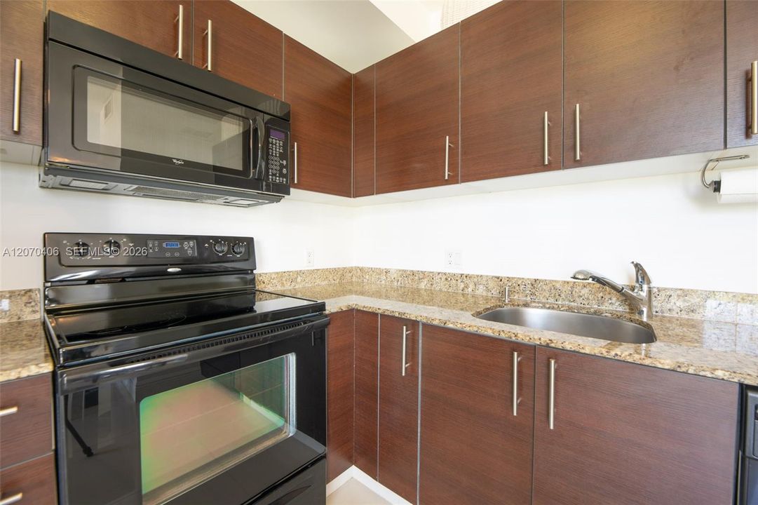 For Sale: $480,000 (2 beds, 2 baths, 930 Square Feet)