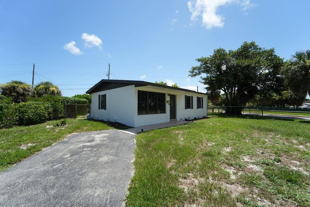 13829thStreetWestPalmBeacha-3