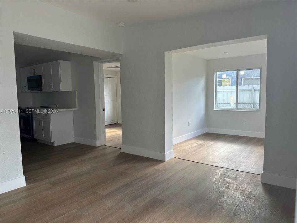 For Sale: $455,000 (3 beds, 2 baths, 1012 Square Feet)