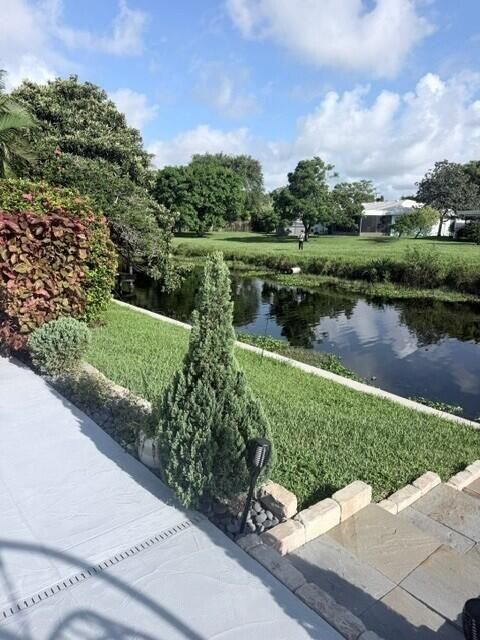 Canal Left side yard picture