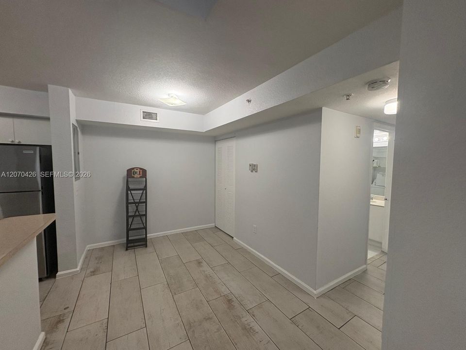 For Rent: $1,900 (2 beds, 2 baths, 895 Square Feet)