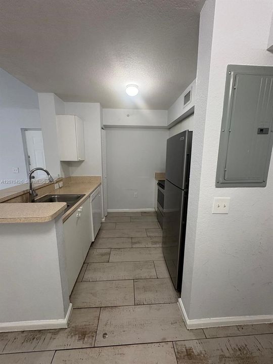 For Rent: $1,900 (2 beds, 2 baths, 895 Square Feet)