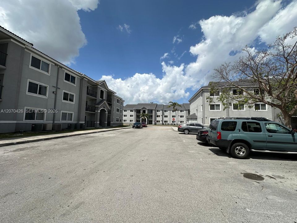 For Rent: $1,900 (2 beds, 2 baths, 895 Square Feet)