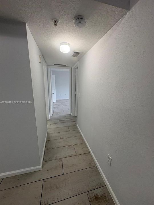 For Rent: $1,900 (2 beds, 2 baths, 895 Square Feet)