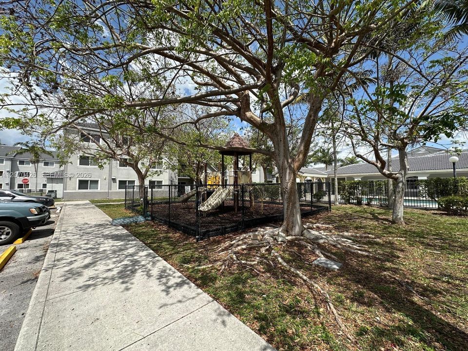 For Rent: $1,900 (2 beds, 2 baths, 895 Square Feet)