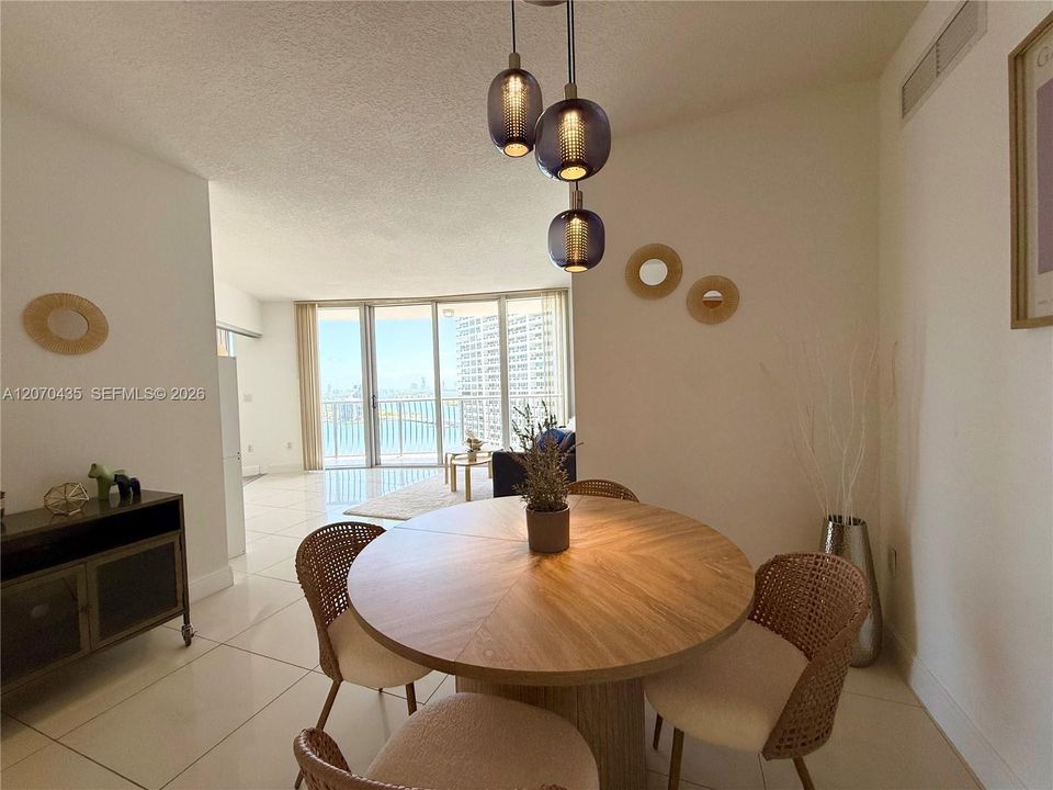 En Venta: $585,000 (2 camas, 2 baños, 1048 Pies cuadrados)