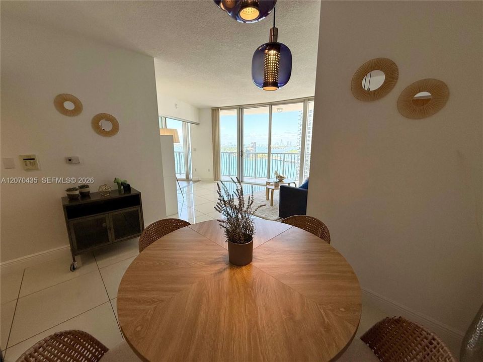 En Venta: $585,000 (2 camas, 2 baños, 1048 Pies cuadrados)