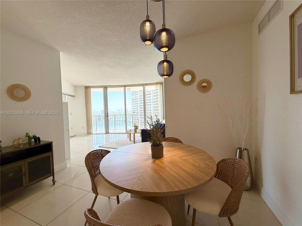 En Venta: $585,000 (2 camas, 2 baños, 1048 Pies cuadrados)