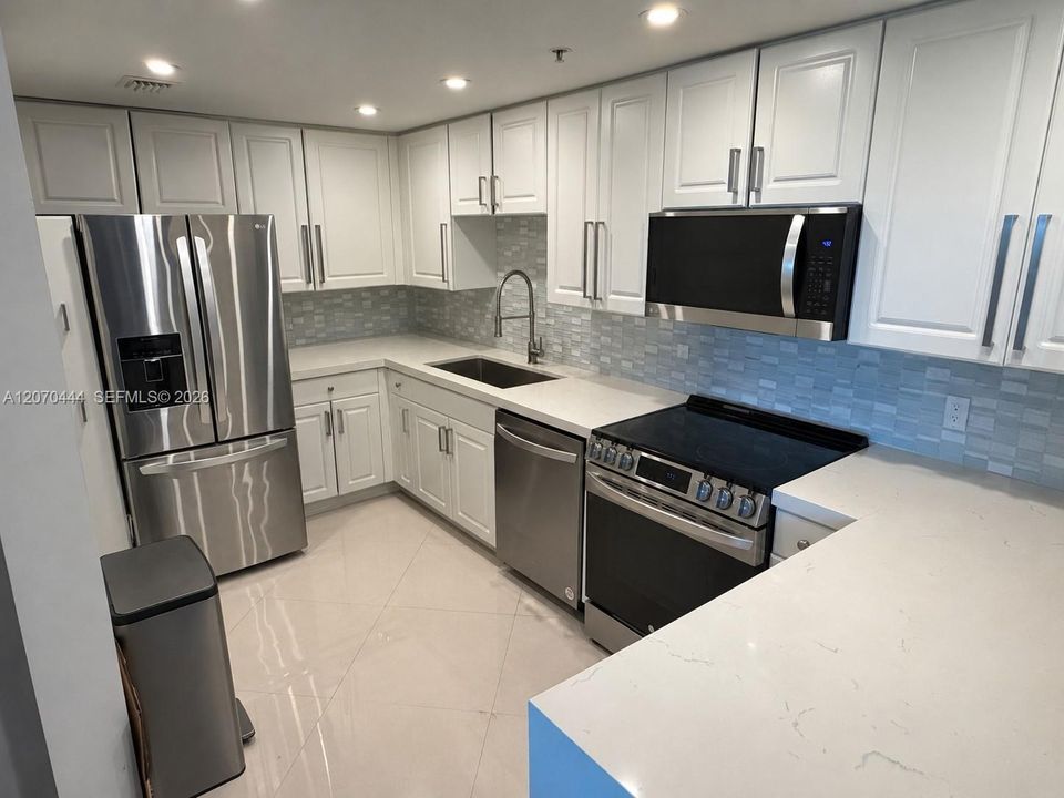For Rent: $3,500 (2 beds, 2 baths, 966 Square Feet)