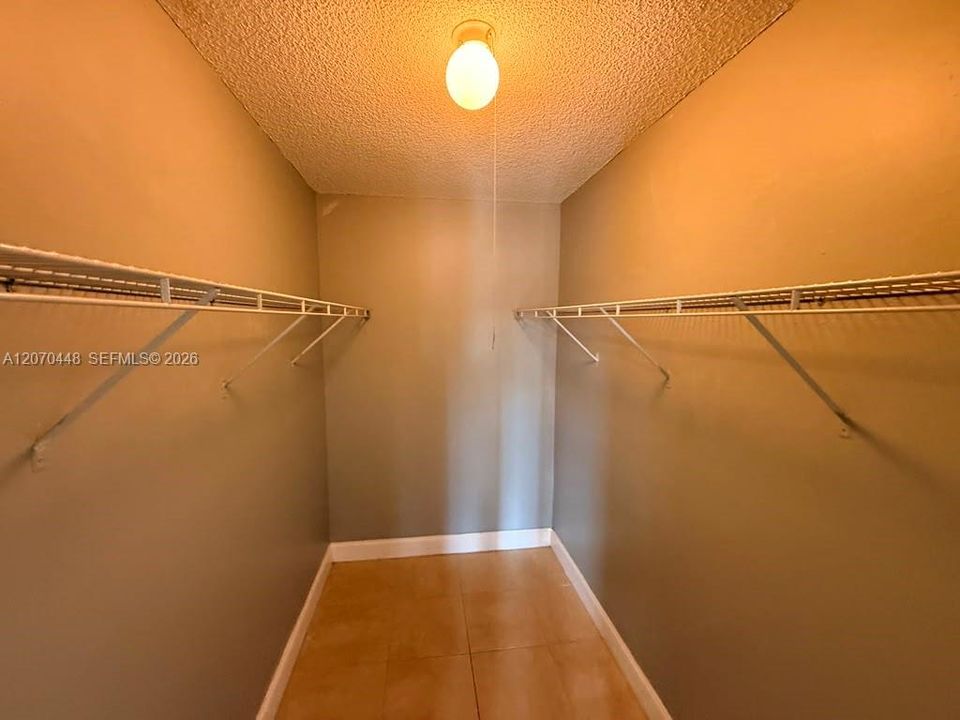 For Rent: $2,100 (2 beds, 2 baths, 996 Square Feet)