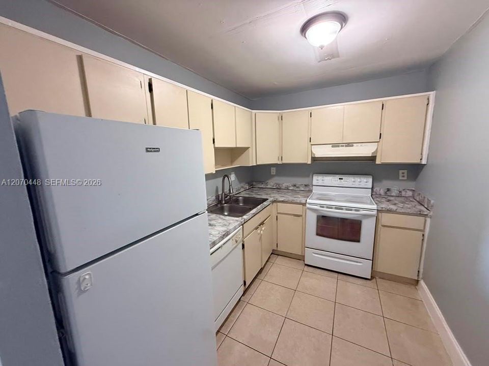 For Rent: $2,100 (2 beds, 2 baths, 996 Square Feet)