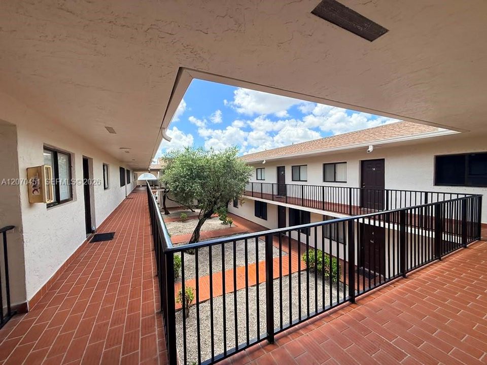 For Rent: $2,100 (2 beds, 1 baths, 778 Square Feet)