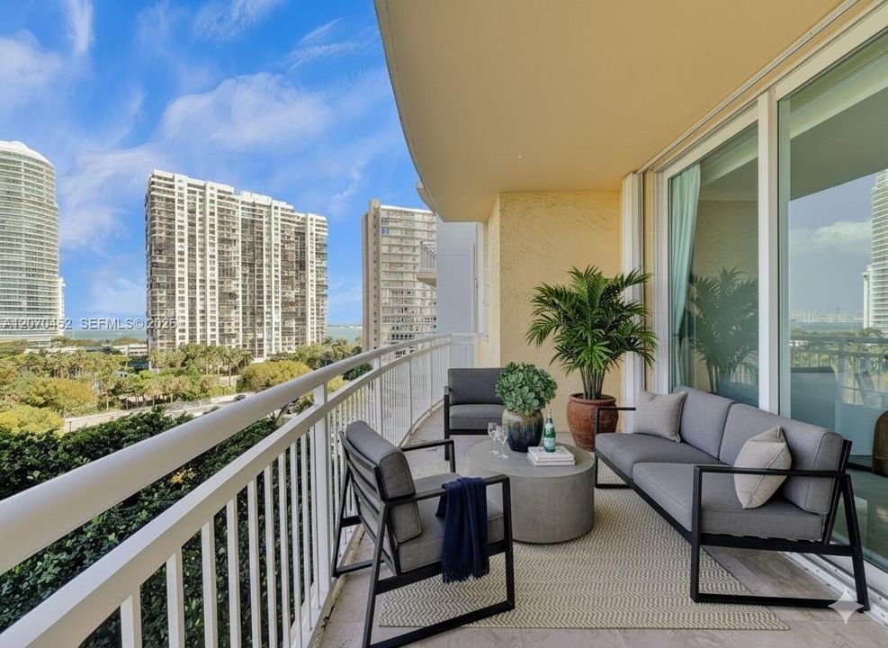 En Venta: $715,000 (2 camas, 2 baños, 1140 Pies cuadrados)