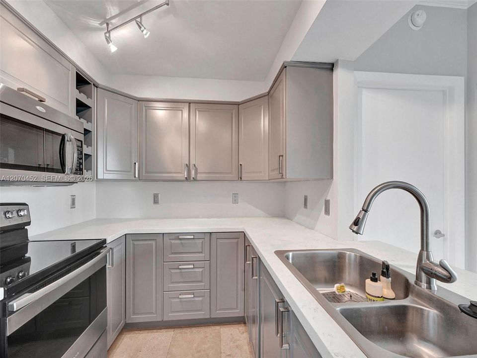 En Venta: $715,000 (2 camas, 2 baños, 1140 Pies cuadrados)