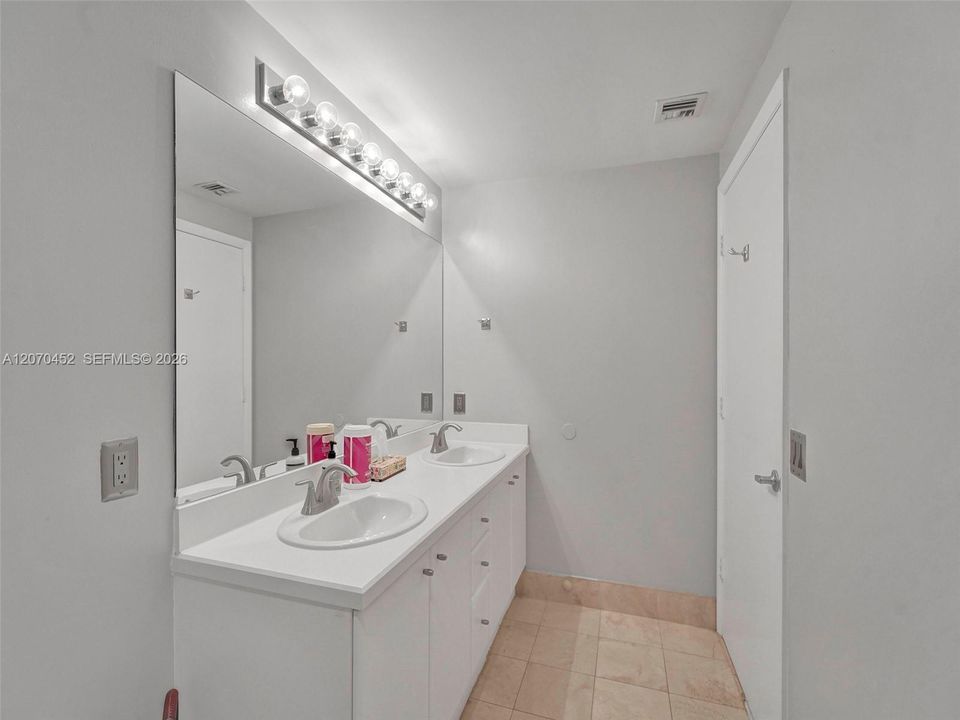 En Venta: $715,000 (2 camas, 2 baños, 1140 Pies cuadrados)