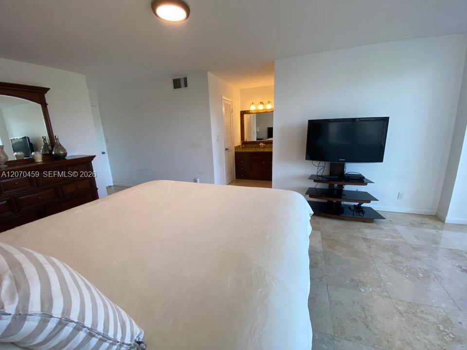 For Rent: $4,000 (2 beds, 2 baths, 1400 Square Feet)