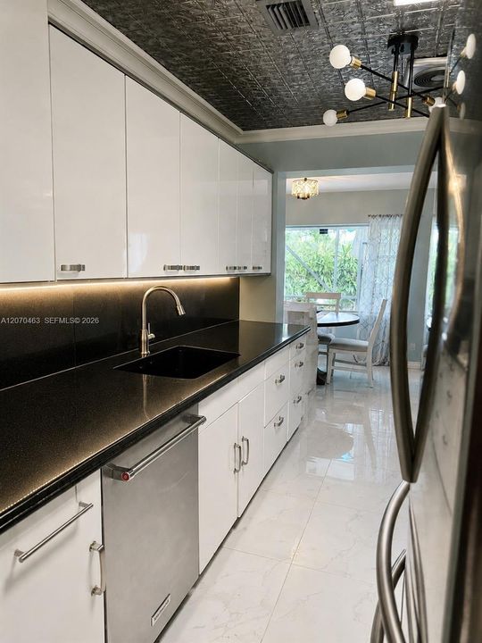 For Sale: $589,900 (2 beds, 2 baths, 2021 Square Feet)