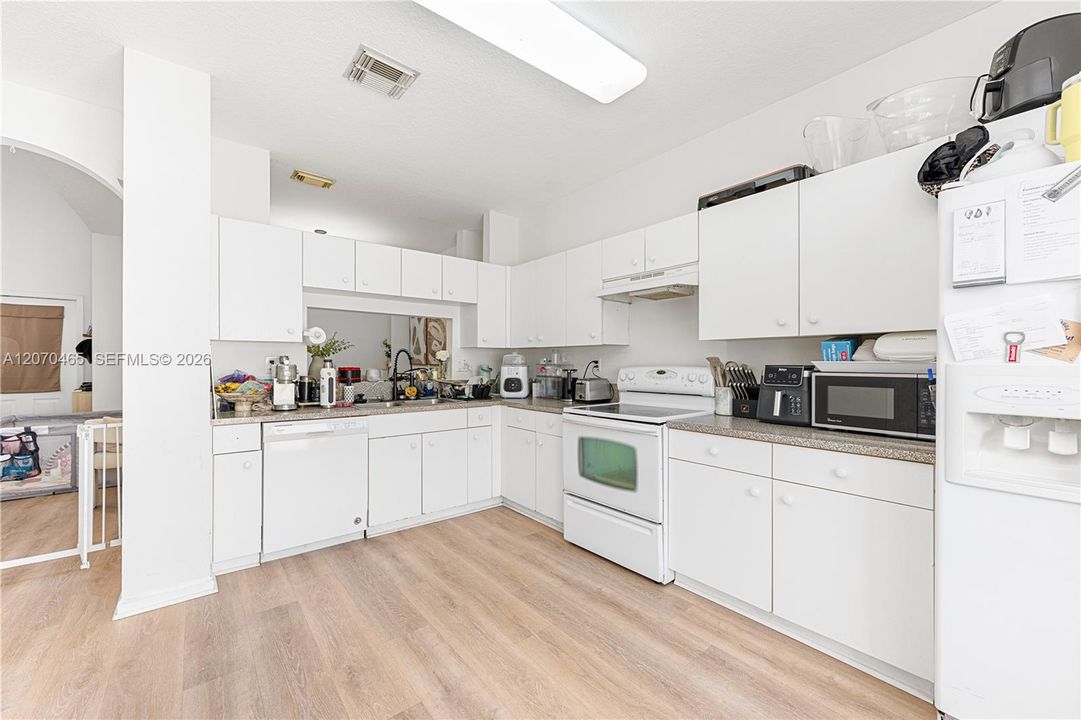 For Sale: $495,000 (3 beds, 3 baths, 1304 Square Feet)