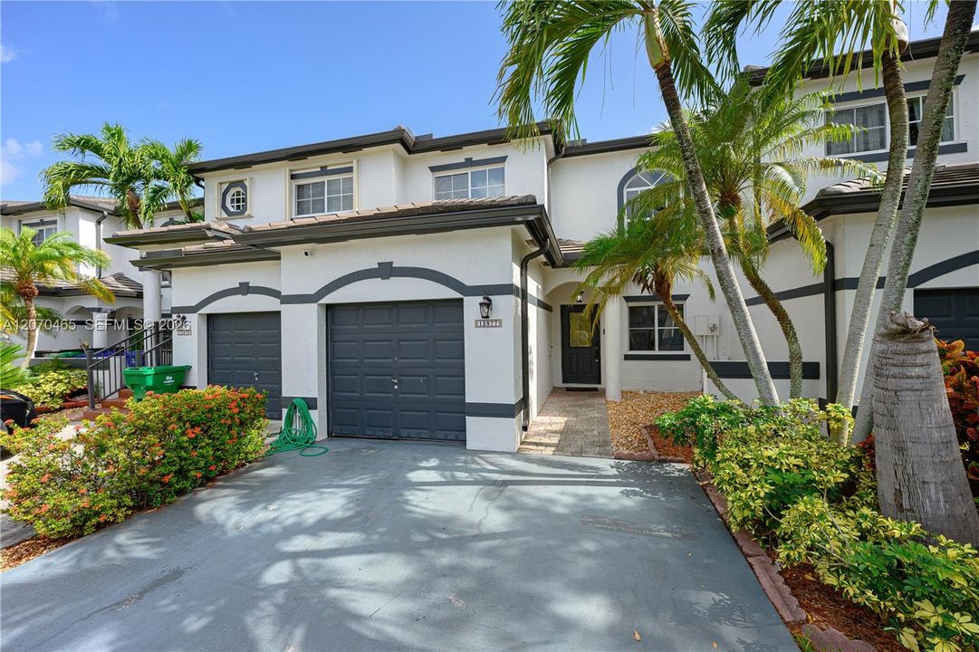 For Sale: $495,000 (3 beds, 3 baths, 1304 Square Feet)