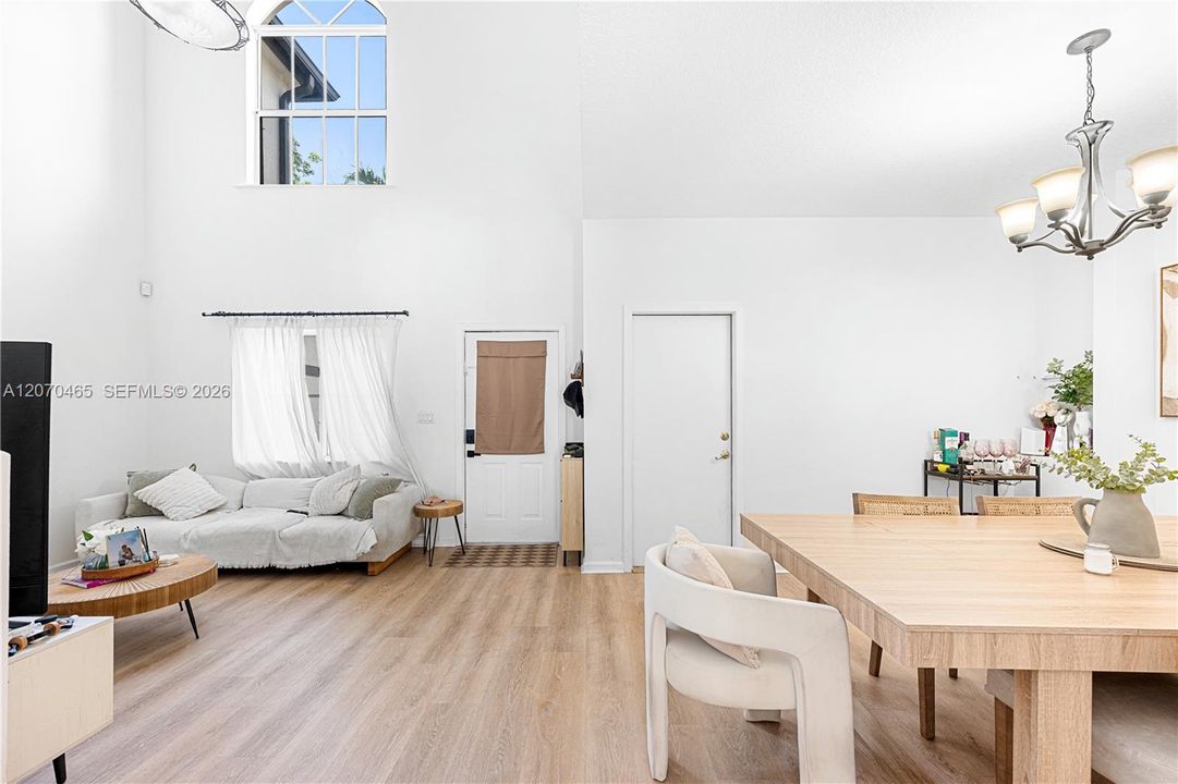 For Sale: $495,000 (3 beds, 3 baths, 1304 Square Feet)