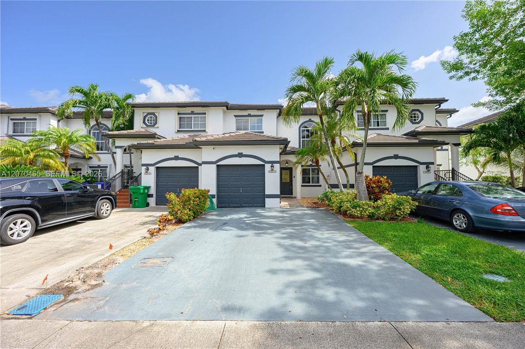 For Sale: $495,000 (3 beds, 3 baths, 1304 Square Feet)
