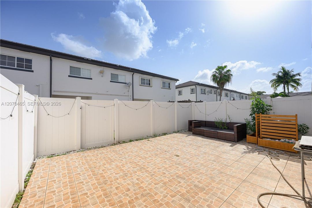 For Sale: $495,000 (3 beds, 3 baths, 1304 Square Feet)