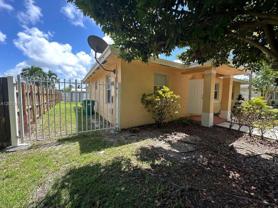 For Rent: $2,800 (3 beds, 2 baths, 1200 Square Feet)
