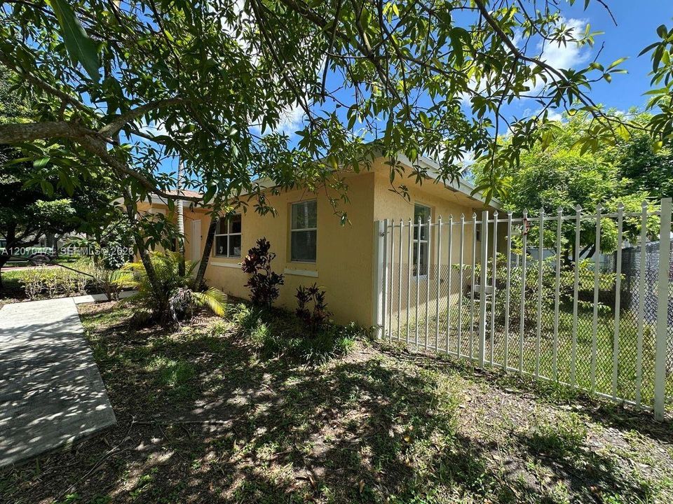 For Rent: $2,800 (3 beds, 2 baths, 1200 Square Feet)