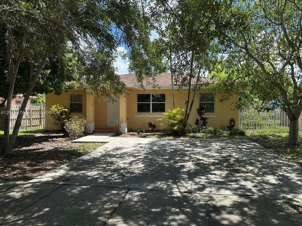 For Rent: $2,800 (3 beds, 2 baths, 1200 Square Feet)