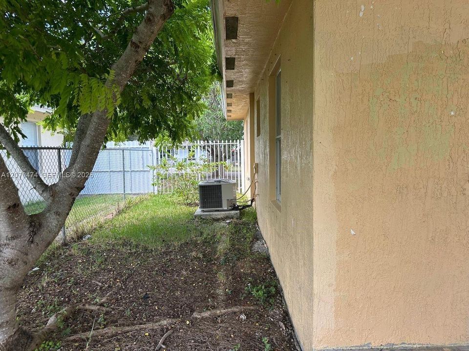 For Rent: $2,800 (3 beds, 2 baths, 1200 Square Feet)