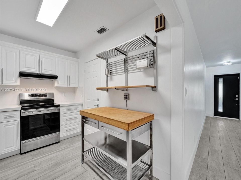 For Sale: $778,000 (2 beds, 2 baths, 1212 Square Feet)
