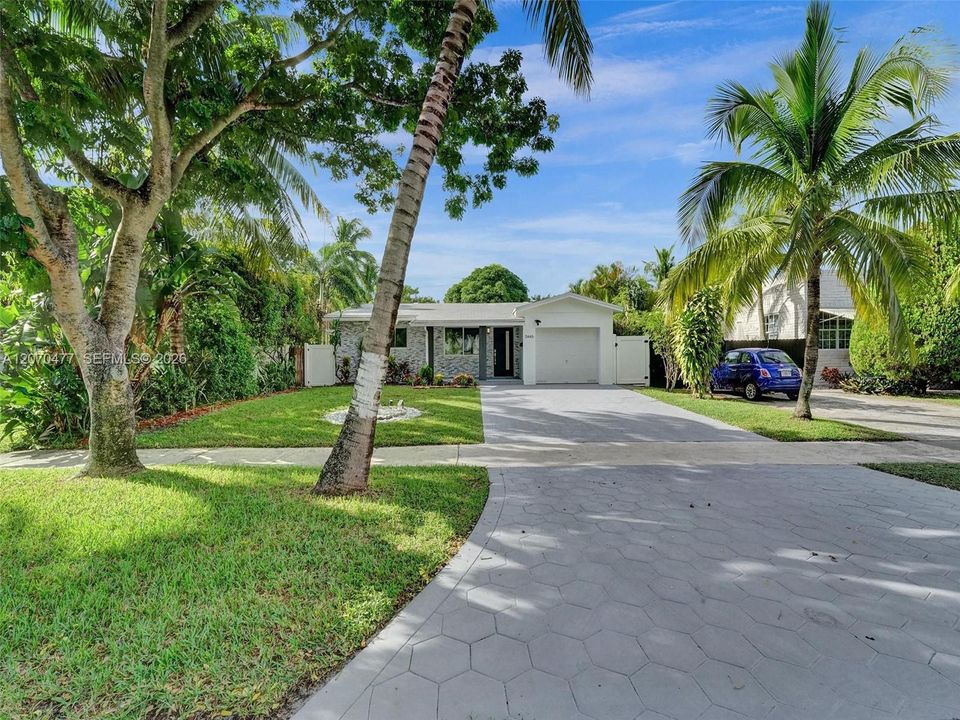 For Sale: $778,000 (2 beds, 2 baths, 1212 Square Feet)
